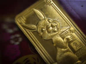 Harga Emas Hari Ini Turun Tipis