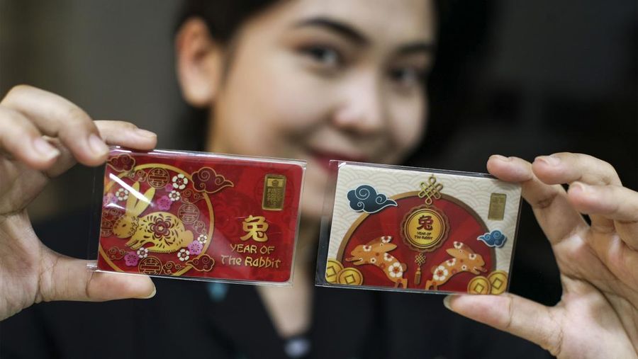 Petugas menunjukkan emas edisi imlek berupa gambar Kelinci di Butik Emas Antam, Setia Budi, Jakarta, Selasa (12/1/2023). Emas batangan edisi Imlek 2023 ini memiliki berat 8 gram dengan 99,99 persen emas murni dan dijual dengan harga Rp8,9 juta. ANTARA FOTO/Rivan Awal Lingga