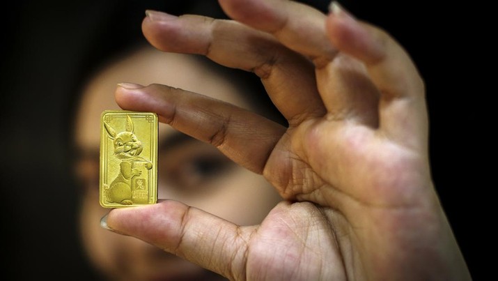 Antam Hadirkan Emas Batangan Edisi Imlek, Ini Penampakannya Petugas menunjukkan emas edisi imlek berupa gambar Kelinci di Butik Emas Antam, Setia Budi, Jakarta, Selasa (12/1/2023). Emas batangan edisi Imlek 2023 ini memiliki berat 8 gram dengan 99,99 persen emas murni dan dijual dengan harga Rp8,9 juta. ANTARA FOTO/Rivan Awal Lingga