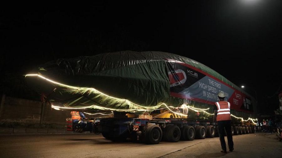 \Empat rangkaian EMU proyek KCJB telah tiba di Indonesia pada 25 Desember 2022 lalu. Saat ini rangkaian EMU tersebut sudah berada di PLB Cakung. (Dok. KCIC)