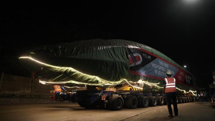 \Empat rangkaian EMU proyek KCJB telah tiba di Indonesia pada 25 Desember 2022 lalu. Saat ini rangkaian EMU tersebut sudah berada di PLB Cakung. \Empat rangkaian EMU proyek KCJB telah tiba di Indonesia pada 25 Desember 2022 lalu. Saat ini rangkaian EMU tersebut sudah berada di PLB Cakung. (Dok. KCIC)