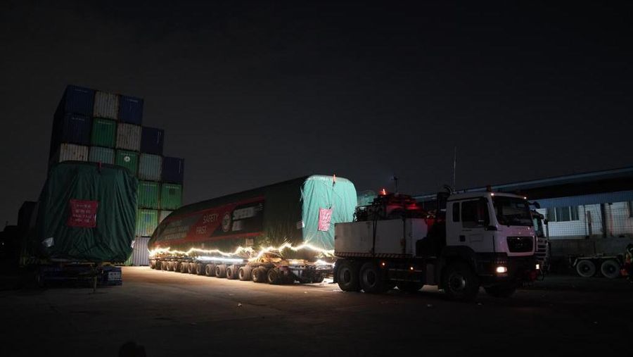 \Empat rangkaian EMU proyek KCJB telah tiba di Indonesia pada 25 Desember 2022 lalu. Saat ini rangkaian EMU tersebut sudah berada di PLB Cakung. (Dok. KCIC)