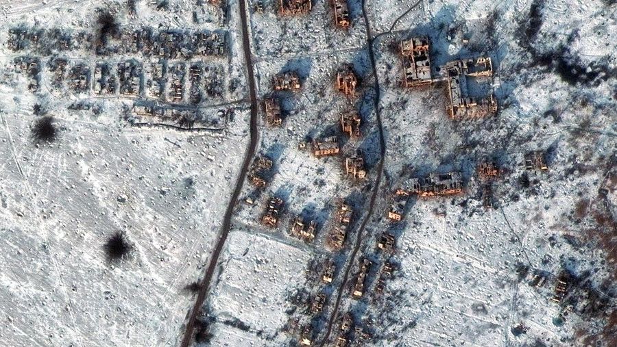 Gambar dari Satelit, kondisi sesudah serangan rudal Rusia di sekitar kota Bakhmut, Ukraina. (Twitter @Maxar)