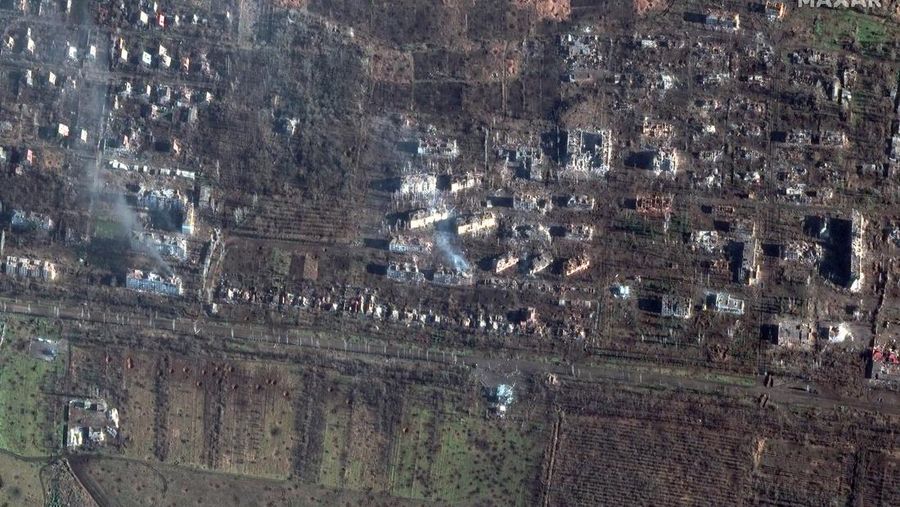 Gambar dari Satelit, kondisi sesudah serangan rudal Rusia di sekitar kota Bakhmut, Ukraina. (Twitter @Maxar)