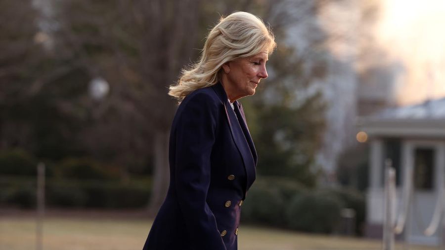 Jill Biden ditemani oleh Presiden Joe Biden, terbang pagi-pagi dengan Helikopter Kepresidenan ke Pusat Medis Nasional Walter Reed di pinggiran Washington untuk prosedur rawat jalan, yang dikenal sebagai Operasi Mohs. (Photo by Kevin Dietsch/Getty Images)