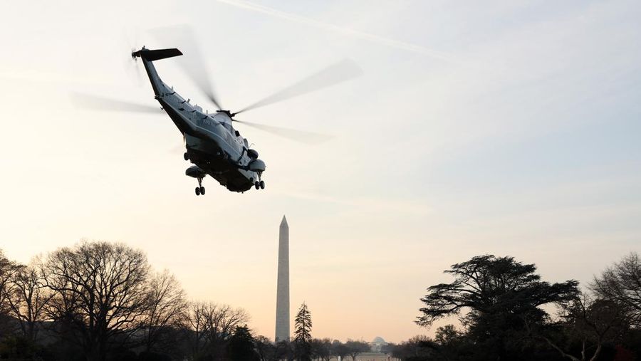 Jill Biden ditemani oleh Presiden Joe Biden, terbang pagi-pagi dengan Helikopter Kepresidenan ke Pusat Medis Nasional Walter Reed di pinggiran Washington untuk prosedur rawat jalan, yang dikenal sebagai Operasi Mohs. (Photo by Kevin Dietsch/Getty Images)