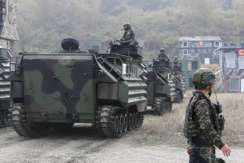 Pulau Taiwan yang memiliki pemerintahan sendiri terus mengadakan latihan pertahanan, karena ketegangan tetap tinggi di selat Taiwan. Angkatan bersenjata Taiwan mengadakan latihan rutin selama dua hari untuk menunjukkan kesiapan tempur menjelang liburan Tahun Baru Imlek di pangkalan militer pada 12 Januari 2023 di Kaohsiung, Taiwan. Pulau Taiwan yang memiliki pemerintahan sendiri terus mengadakan latihan pertahanan, karena ketegangan tetap tinggi di selat Taiwan. (Photo by Annabelle Chih/Getty Images)