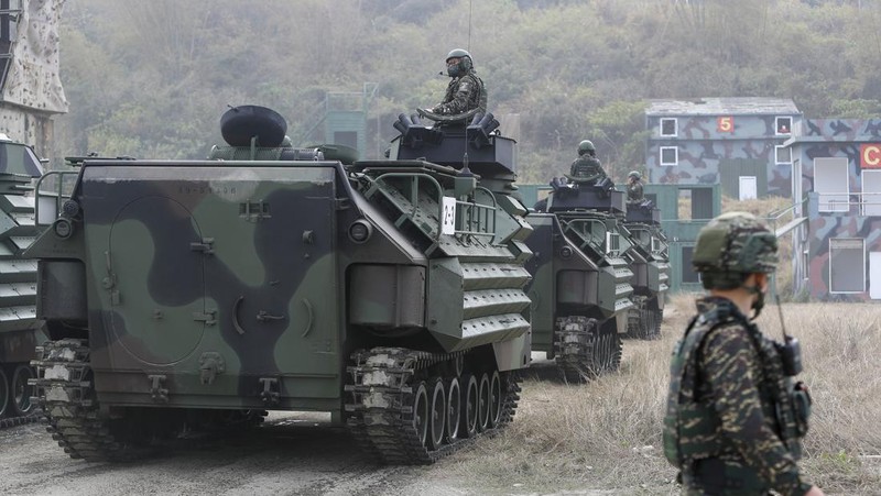 Angkatan bersenjata Taiwan mengadakan latihan rutin selama dua hari untuk menunjukkan kesiapan tempur menjelang liburan Tahun Baru Imlek di pangkalan militer pada 12 Januari 2023 di Kaohsiung, Taiwan. Pulau Taiwan yang memiliki pemerintahan sendiri terus mengadakan latihan pertahanan, karena ketegangan tetap tinggi di selat Taiwan. (Photo by Annabelle Chih/Getty Images)