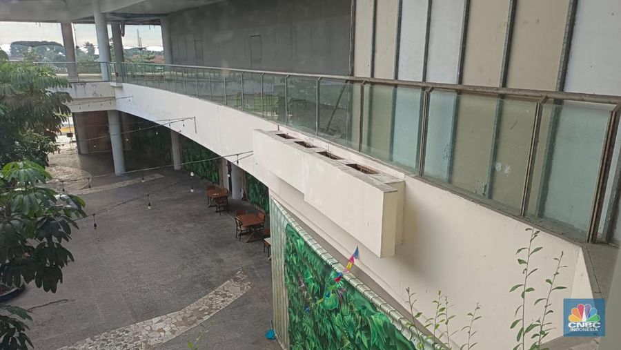 Mall Balekota, Tangerang terpantau sepi, bahkan beberapa kios kini tutup.