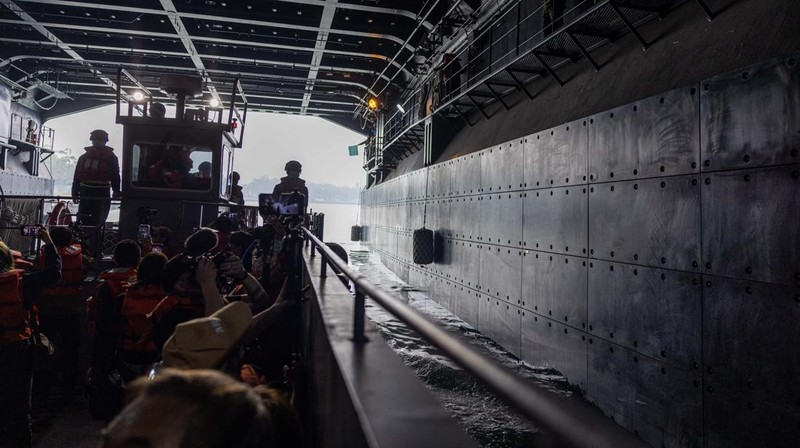 Angkatan bersenjata Taiwan mengadakan latihan rutin selama dua hari untuk menunjukkan kesiapan tempur menjelang liburan Tahun Baru Imlek di pangkalan militer pada 12 Januari 2023 di Kaohsiung, Taiwan. Pulau Taiwan yang memiliki pemerintahan sendiri terus mengadakan latihan pertahanan, karena ketegangan tetap tinggi di selat Taiwan. (Photo by Annabelle Chih/Getty Images)