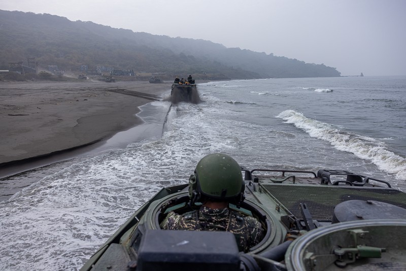 Pulau Taiwan yang memiliki pemerintahan sendiri terus mengadakan latihan pertahanan, karena ketegangan tetap tinggi di selat Taiwan. Angkatan bersenjata Taiwan mengadakan latihan rutin selama dua hari untuk menunjukkan kesiapan tempur menjelang liburan Tahun Baru Imlek di pangkalan militer pada 12 Januari 2023 di Kaohsiung, Taiwan. Pulau Taiwan yang memiliki pemerintahan sendiri terus mengadakan latihan pertahanan, karena ketegangan tetap tinggi di selat Taiwan. (Photo by Annabelle Chih/Getty Images)