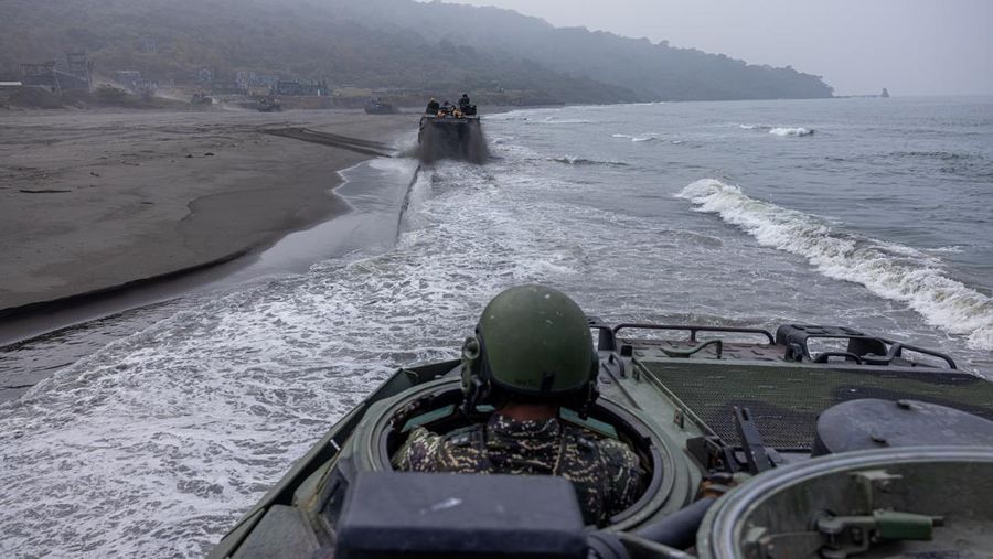 Angkatan bersenjata Taiwan mengadakan latihan rutin selama dua hari untuk menunjukkan kesiapan tempur menjelang liburan Tahun Baru Imlek di pangkalan militer pada 12 Januari 2023 di Kaohsiung, Taiwan. Pulau Taiwan yang memiliki pemerintahan sendiri terus mengadakan latihan pertahanan, karena ketegangan tetap tinggi di selat Taiwan. (Photo by Annabelle Chih/Getty Images)