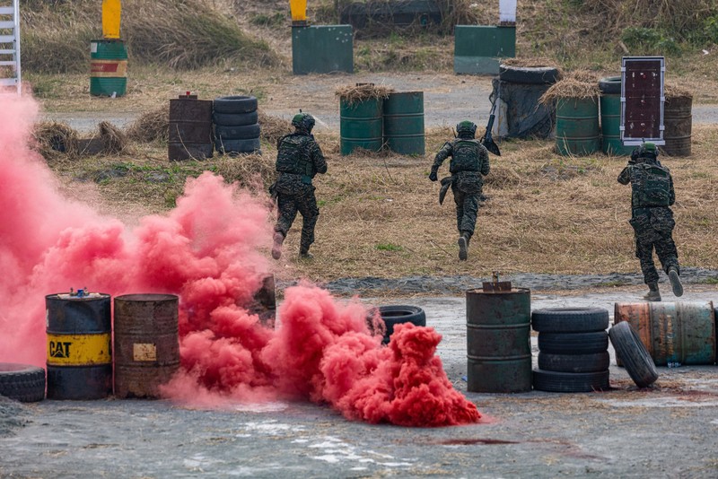 Pulau Taiwan yang memiliki pemerintahan sendiri terus mengadakan latihan pertahanan, karena ketegangan tetap tinggi di selat Taiwan. Angkatan bersenjata Taiwan mengadakan latihan rutin selama dua hari untuk menunjukkan kesiapan tempur menjelang liburan Tahun Baru Imlek di pangkalan militer pada 12 Januari 2023 di Kaohsiung, Taiwan. Pulau Taiwan yang memiliki pemerintahan sendiri terus mengadakan latihan pertahanan, karena ketegangan tetap tinggi di selat Taiwan. (Photo by Annabelle Chih/Getty Images)