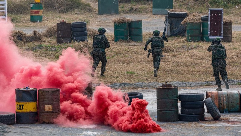 Angkatan bersenjata Taiwan mengadakan latihan rutin selama dua hari untuk menunjukkan kesiapan tempur menjelang liburan Tahun Baru Imlek di pangkalan militer pada 12 Januari 2023 di Kaohsiung, Taiwan. Pulau Taiwan yang memiliki pemerintahan sendiri terus mengadakan latihan pertahanan, karena ketegangan tetap tinggi di selat Taiwan. (Photo by Annabelle Chih/Getty Images)