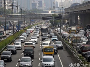 Tol Dalam Kota di Cawang Arah Tomang Padat 2 Km Pagi Ini