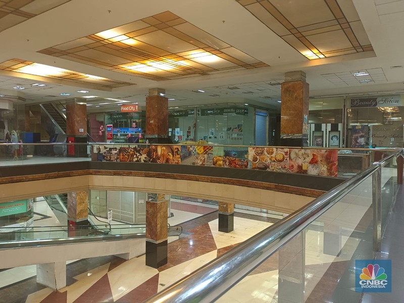 Suasana pusat perbelanjaan atau mal Metropolis Town Square di daerah Kota Tangerang, Kamis (12/1/2023). (CNBC Indonesia/Martyasari Rizky)