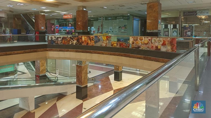 Suasana pusat perbelanjaan atau mal Metropolis Town Square di daerah Kota Tangerang, Kamis (12/1/2023). (CNBC Indonesia/Martyasari Rizky)