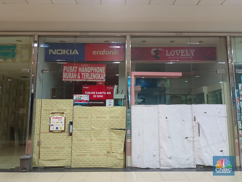 Suasana pusat perbelanjaan atau mal Metropolis Town Square di daerah Kota Tangerang, Kamis (12/1/2023). (CNBC Indonesia/Martyasari Rizky)