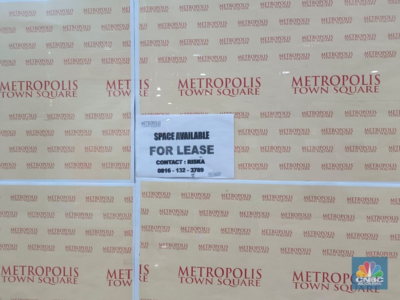 Suasana pusat perbelanjaan atau mal Metropolis Town Square di daerah Kota Tangerang, Kamis (12/1/2023). (CNBC Indonesia/Martyasari Rizky)