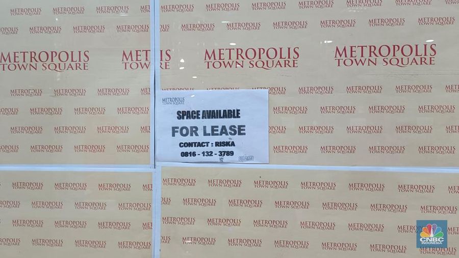 Suasana pusat perbelanjaan atau mal Metropolis Town Square di daerah Kota Tangerang, Kamis (12/1/2023). (CNBC Indonesia/Martyasari Rizky)