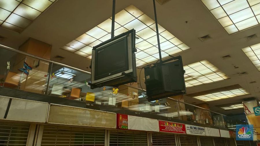 Suasana pusat perbelanjaan atau mal Metropolis Town Square di daerah Kota Tangerang, Kamis (12/1/2023). (CNBC Indonesia/Martyasari Rizky)
