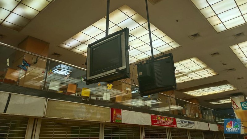 Suasana pusat perbelanjaan atau mal Metropolis Town Square di daerah Kota Tangerang, Kamis (12/1/2023). (CNBC Indonesia/Martyasari Rizky)