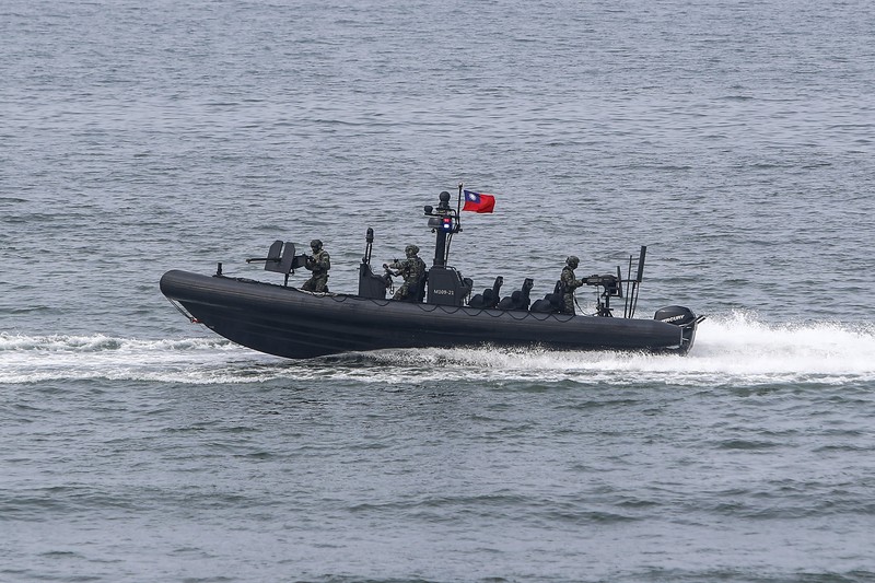 Pulau Taiwan yang memiliki pemerintahan sendiri terus mengadakan latihan pertahanan, karena ketegangan tetap tinggi di selat Taiwan. Angkatan bersenjata Taiwan mengadakan latihan rutin selama dua hari untuk menunjukkan kesiapan tempur menjelang liburan Tahun Baru Imlek di pangkalan militer pada 12 Januari 2023 di Kaohsiung, Taiwan. Pulau Taiwan yang memiliki pemerintahan sendiri terus mengadakan latihan pertahanan, karena ketegangan tetap tinggi di selat Taiwan. (Photo by Annabelle Chih/Getty Images)