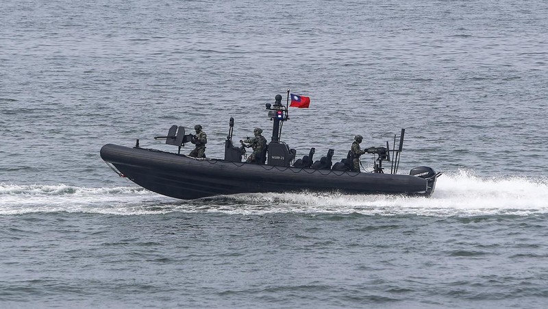 Angkatan bersenjata Taiwan mengadakan latihan rutin selama dua hari untuk menunjukkan kesiapan tempur menjelang liburan Tahun Baru Imlek di pangkalan militer pada 12 Januari 2023 di Kaohsiung, Taiwan. Pulau Taiwan yang memiliki pemerintahan sendiri terus mengadakan latihan pertahanan, karena ketegangan tetap tinggi di selat Taiwan. (Photo by Annabelle Chih/Getty Images)