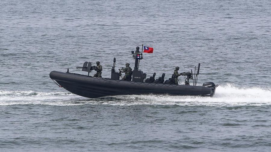 Tentara Angkatan Laut di kapal serbu melakukan pelatihan manuver selama latihan militer di Kota Kaohsiung, Taiwan pada Kamis, 12 Januari 2023. Latihan tersebut dilakukan oleh Kementerian Pertahanan Taiwan sebagai tanggapan atas ancaman terbaru dari China. Tentara Angkatan Laut di kapal serbu melakukan pelatihan manuver selama latihan militer di Kota Kaohsiung, Taiwan pada Kamis, 12 Januari 2023. Latihan tersebut dilakukan oleh Kementerian Pertahanan Taiwan sebagai tanggapan atas ancaman terbaru dari China. (AP Photo/Daniel Ceng)