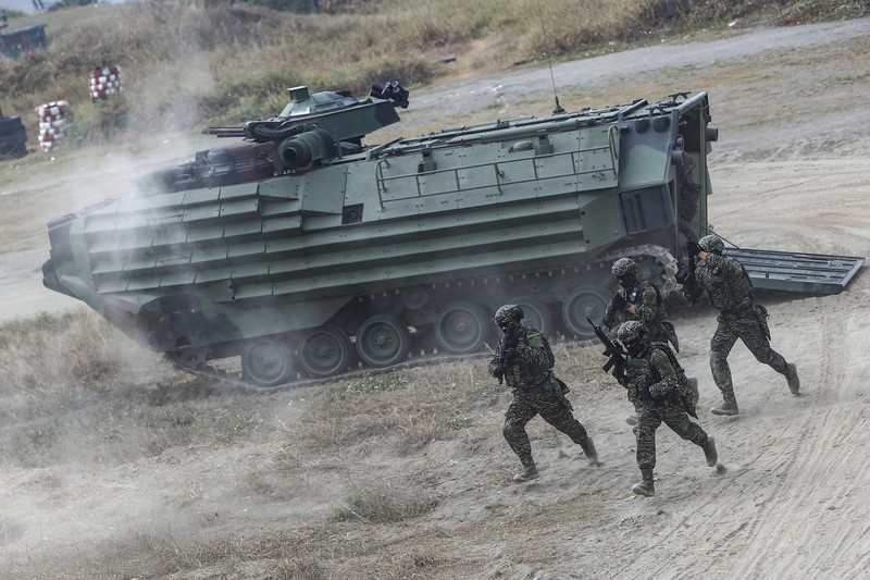 Angkatan bersenjata Taiwan mengadakan latihan rutin selama dua hari untuk menunjukkan kesiapan tempur menjelang liburan Tahun Baru Imlek di pangkalan militer pada 12 Januari 2023 di Kaohsiung, Taiwan. Pulau Taiwan yang memiliki pemerintahan sendiri terus mengadakan latihan pertahanan, karena ketegangan tetap tinggi di selat Taiwan. (Photo by Annabelle Chih/Getty Images)