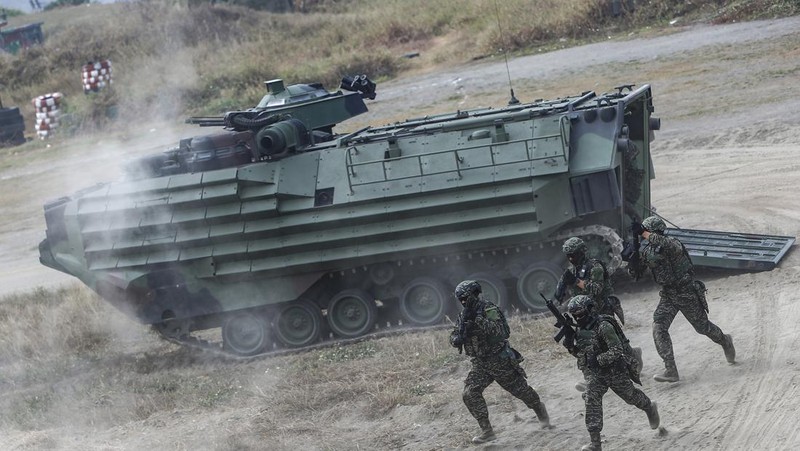 Angkatan bersenjata Taiwan mengadakan latihan rutin selama dua hari untuk menunjukkan kesiapan tempur menjelang liburan Tahun Baru Imlek di pangkalan militer pada 12 Januari 2023 di Kaohsiung, Taiwan. Pulau Taiwan yang memiliki pemerintahan sendiri terus mengadakan latihan pertahanan, karena ketegangan tetap tinggi di selat Taiwan. (Photo by Annabelle Chih/Getty Images)
