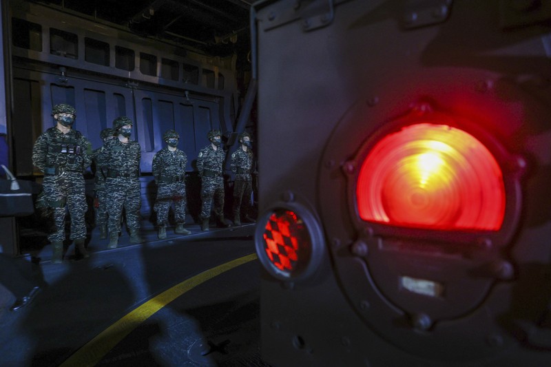 Angkatan bersenjata Taiwan mengadakan latihan rutin selama dua hari untuk menunjukkan kesiapan tempur menjelang liburan Tahun Baru Imlek di pangkalan militer pada 12 Januari 2023 di Kaohsiung, Taiwan. Pulau Taiwan yang memiliki pemerintahan sendiri terus mengadakan latihan pertahanan, karena ketegangan tetap tinggi di selat Taiwan. (Photo by Annabelle Chih/Getty Images)