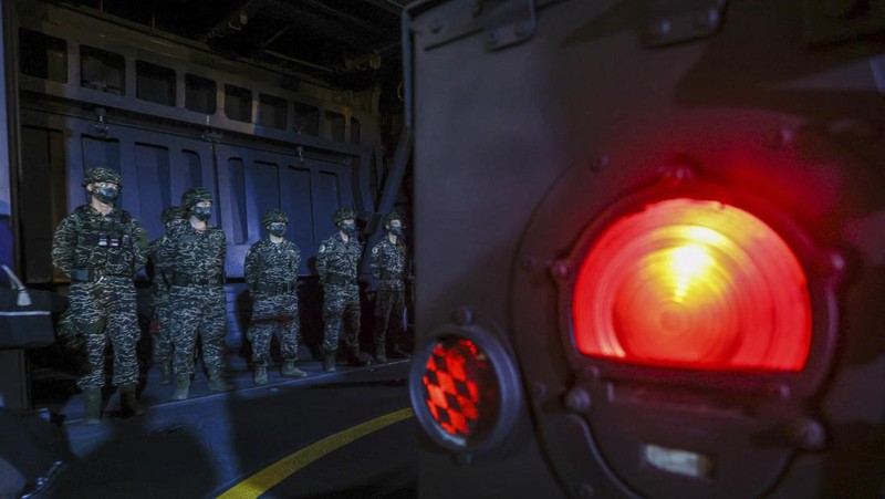 Angkatan bersenjata Taiwan mengadakan latihan rutin selama dua hari untuk menunjukkan kesiapan tempur menjelang liburan Tahun Baru Imlek di pangkalan militer pada 12 Januari 2023 di Kaohsiung, Taiwan. Pulau Taiwan yang memiliki pemerintahan sendiri terus mengadakan latihan pertahanan, karena ketegangan tetap tinggi di selat Taiwan. (Photo by Annabelle Chih/Getty Images)