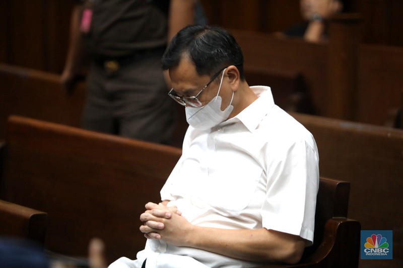 Terdakwa Benny Tjokrosaputro saat menjalani sidang Vonis di Pengadilan Tipikor, Jakarta, Kamis (12/1/2023). (CNBC Indonesia/Muhammad Sabki) Terdakwa Benny Tjokrosaputro saat menjalani sidang Vonis di Pengadilan Tipikor, Jakarta, Kamis (12/1/2023). (CNBC Indonesia/Muhammad Sabki)