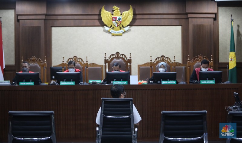Terdakwa Benny Tjokrosaputro saat menjalani sidang Vonis di Pengadilan Tipikor, Jakarta, Kamis (12/1/2023). (CNBC Indonesia/Muhammad Sabki) Terdakwa Benny Tjokrosaputro saat menjalani sidang Vonis di Pengadilan Tipikor, Jakarta, Kamis (12/1/2023). (CNBC Indonesia/Muhammad Sabki)