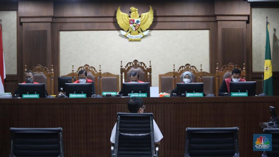 Terdakwa Benny Tjokrosaputro saat menjalani sidang Vonis di Pengadilan Tipikor, Jakarta, Kamis (12/1/2023). (CNBC Indonesia/Muhammad Sabki)