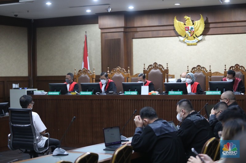 Terdakwa Benny Tjokrosaputro saat menjalani sidang Vonis di Pengadilan Tipikor, Jakarta, Kamis (12/1/2023). (CNBC Indonesia/Muhammad Sabki) Terdakwa Benny Tjokrosaputro saat menjalani sidang Vonis di Pengadilan Tipikor, Jakarta, Kamis (12/1/2023). (CNBC Indonesia/Muhammad Sabki)