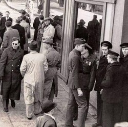 Viral Pria dari Masa Depan Tertangkap Kamera Tahun 1940