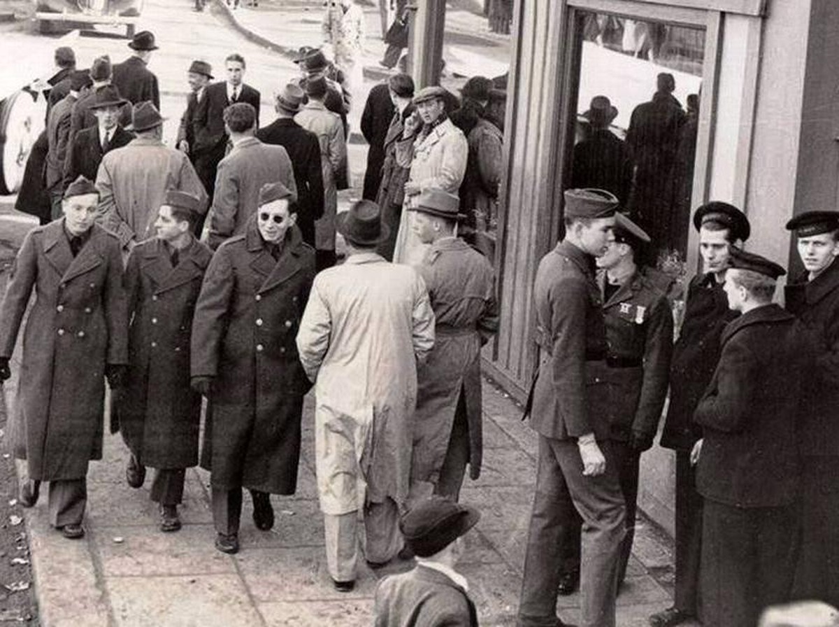 Misteri Foto Tahun 1940, Pria 'Penjelajah Waktu' dengan Ponsel Genggam?