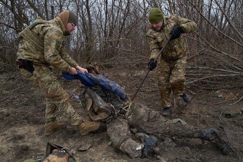 Jenazah tentara Rusia tergeletak di genangan lumpur beku pada 12 Januari 2023 di Kurylivka, Ukraina. (Getty Images/Pierre Crom)