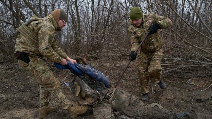 Jenazah tentara Rusia tergeletak di genangan lumpur beku pada 12 Januari 2023 di Kurylivka, Ukraina. (Getty Images/Pierre Crom)