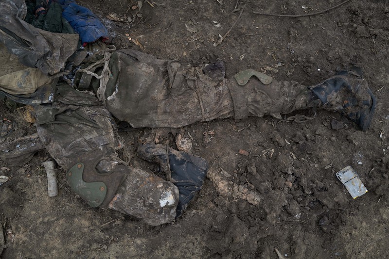 Jenazah tentara Rusia tergeletak di genangan lumpur beku pada 12 Januari 2023 di Kurylivka, Ukraina. (Getty Images/Pierre Crom)