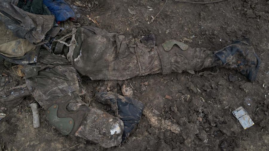 Jenazah tentara Rusia tergeletak di genangan lumpur beku pada 12 Januari 2023 di Kurylivka, Ukraina. (Getty Images/Pierre Crom)