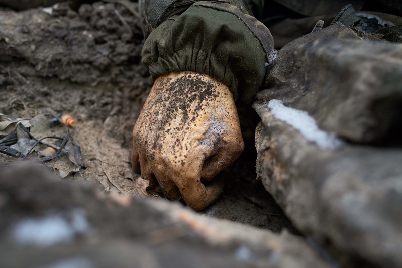 Jenazah tentara Rusia tergeletak di genangan lumpur beku pada 12 Januari 2023 di Kurylivka, Ukraina. (Getty Images/Pierre Crom)