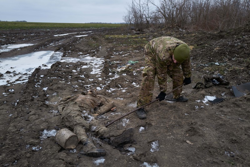 Jenazah tentara Rusia tergeletak di genangan lumpur beku pada 12 Januari 2023 di Kurylivka, Ukraina. (Getty Images/Pierre Crom)