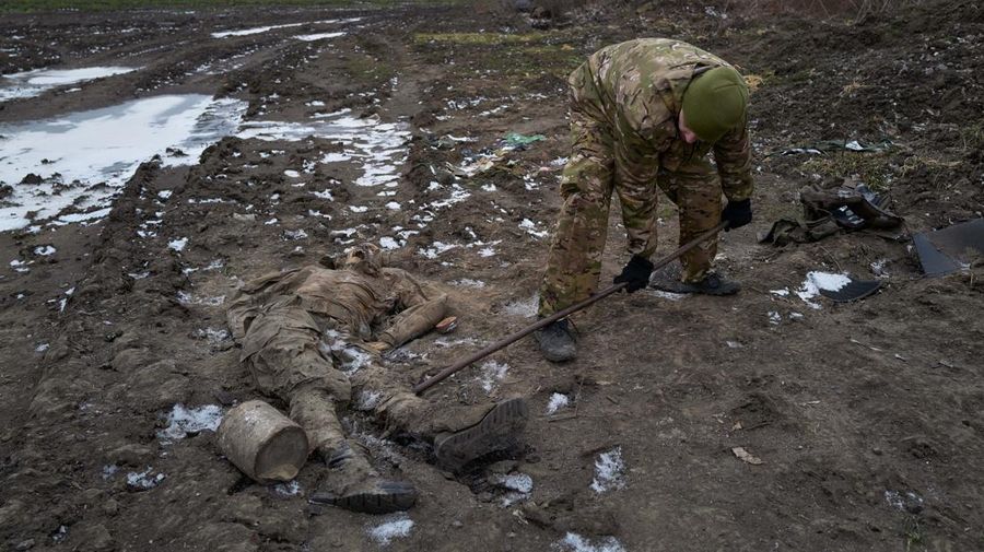 Jenazah tentara Rusia tergeletak di genangan lumpur beku pada 12 Januari 2023 di Kurylivka, Ukraina. (Getty Images/Pierre Crom)