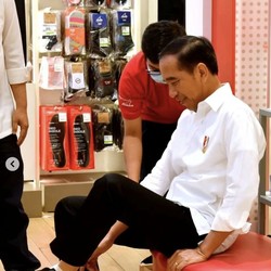Intip Sepatu Baru Jokowi yang Beli di Kokas, Berapa Harganya?