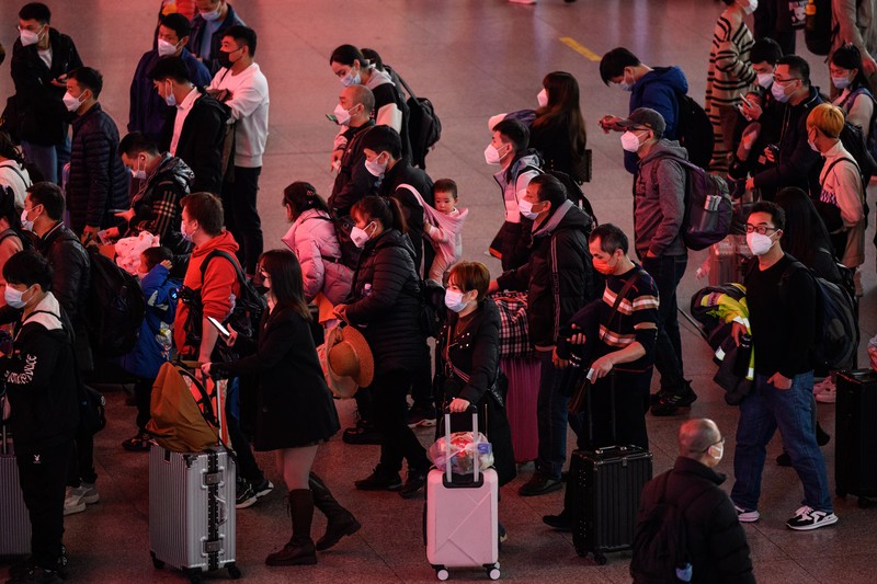 Seorang penumpang menunggu di Stasiun Kereta Api Guangzhou Selatan saat warga bersiap untuk melakukan perjalanan ke kampung halaman mereka untuk 'Festival Musim Semi' atau Tahun Baru Imlek selama festival musim semi perjalanan terburu-buru di Guangzhou, China pada 12 Januari 2023. Seorang penumpang menunggu di Stasiun Kereta Api Guangzhou Selatan saat warga bersiap untuk melakukan perjalanan ke kampung halaman mereka untuk 'Festival Musim Semi' atau Tahun Baru Imlek selama festival musim semi perjalanan terburu-buru di Guangzhou, China pada 12 Januari 2023. Festival Musim Semi, tahun ini menjadi Tahun Kelinci adalah hari libur terpenting China yang berpusat di sekitar reuni keluarga yang akan berlangsung pada 22 Januari. (John Ricky/Anadolu Agency via Getty Images)