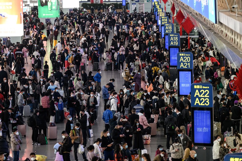 Seorang penumpang menunggu di Stasiun Kereta Api Guangzhou Selatan saat warga bersiap untuk melakukan perjalanan ke kampung halaman mereka untuk 'Festival Musim Semi' atau Tahun Baru Imlek selama festival musim semi perjalanan terburu-buru di Guangzhou, China pada 12 Januari 2023. Seorang penumpang menunggu di Stasiun Kereta Api Guangzhou Selatan saat warga bersiap untuk melakukan perjalanan ke kampung halaman mereka untuk 'Festival Musim Semi' atau Tahun Baru Imlek selama festival musim semi perjalanan terburu-buru di Guangzhou, China pada 12 Januari 2023. Festival Musim Semi, tahun ini menjadi Tahun Kelinci adalah hari libur terpenting China yang berpusat di sekitar reuni keluarga yang akan berlangsung pada 22 Januari. (John Ricky/Anadolu Agency via Getty Images)
