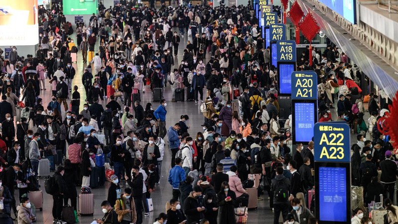 Seorang penumpang menunggu di Stasiun Kereta Api Guangzhou Selatan saat warga bersiap untuk melakukan perjalanan ke kampung halaman mereka untuk 'Festival Musim Semi' atau Tahun Baru Imlek selama festival musim semi perjalanan terburu-buru di Guangzhou, China pada 12 Januari 2023. Festival Musim Semi, tahun ini menjadi Tahun Kelinci adalah hari libur terpenting China yang berpusat di sekitar reuni keluarga yang akan berlangsung pada 22 Januari. (John Ricky/Anadolu Agency via Getty Images)